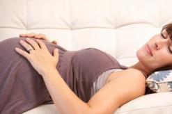 Kan gravida kvinnor sova på mage